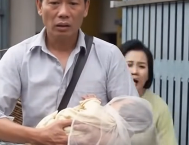 Chồng bỗng bế 1 đứa bé về nhà nói là nhặt được ngoài đường