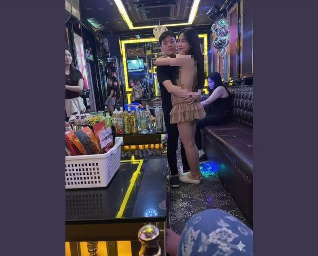 Nhà tôi nghèo nên phải lên thành phố làm phụ hồ rồi tối dọn dẹp thêm ở quán hát, ai ngờ lại phải lòng cô gái xinh đẹp đắt khách nhất nhì Hương Đêm, tối đó tôi quyết định liều vào làm quen thì bỗng dưng..