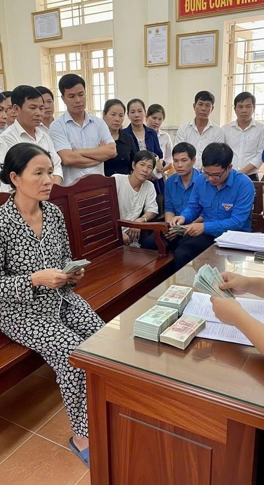 Thấy mẹ chồng suốt ngày chỉ biết mua vàng tích lũy, ăn uống d:è x:ẻn tiết kiệm không cho con cháu lấy 1 đồng, chị dâu quyết định giữ luôn thẻ lương 14 triệu/tháng