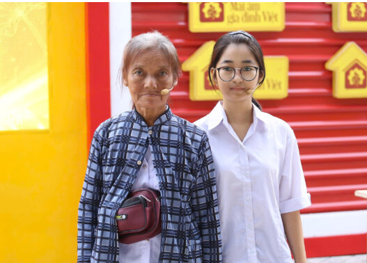 Con gái đói ăn chạy từng bữa với bà nội, mẹ sống chung xóm với con, mỗi lần con đi học về con đi ngang qua thấy mẹ và gia đình mới ăn uống vui vẻ,