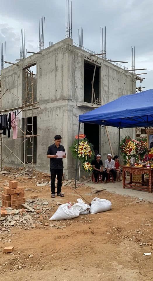 Ngày mẹ kế qua đời, căn nhà vang lên đủ loại tiếng xì xào. Họ hàng bảo bà thiên vị, vì để lại cho con ruột