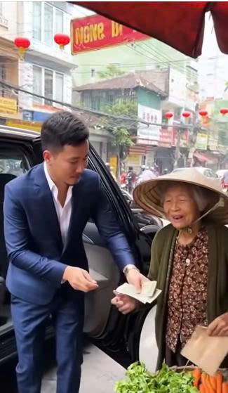 Vị tỷ phú dừng lại bên đường mua bó rau của cụ bà nghèo khổ, không ngờ lại thay đổi cuộc