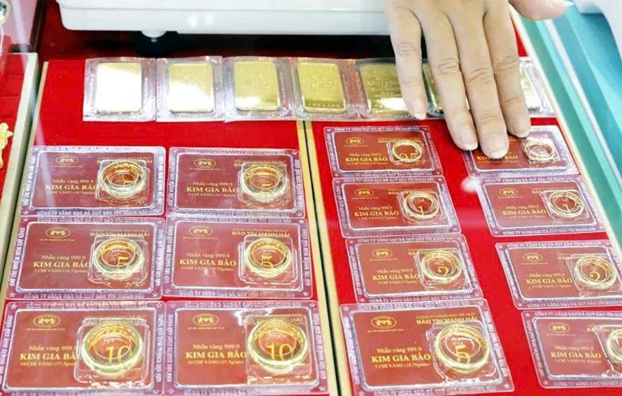Giá vàng hôm nay 3/11: Vàng SJC và vàng nhẫn giảm mạnh, giao dịch cầm chừng