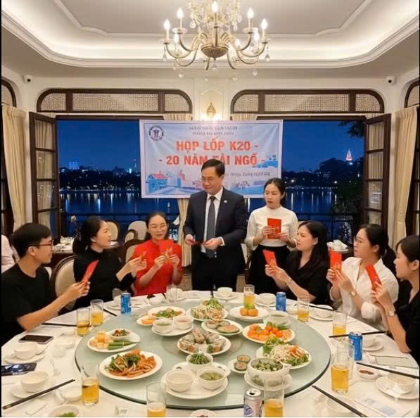 Đi họp lớp, người bạn giàu nhất phát cho mỗi người 1 phong