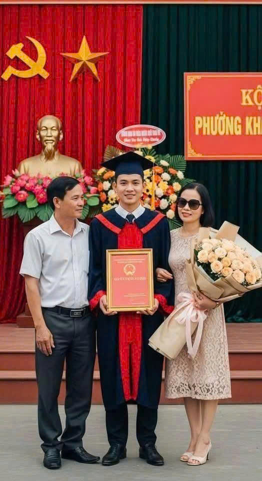 22 năm ở vậy nuôi con cho người yêu cũ. Nào ngờ, một cái quay lưng của con trai vào ngày tốt nghiệp đã khiến người đàn ông bật khóc