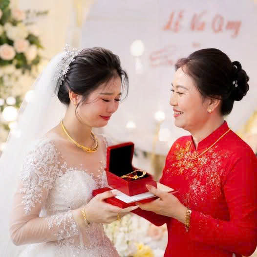 Ngày tôi lên xe hoa, mẹ kế trao tay 500 triệu làm của hồi môn. Mẹ ruộ//t chẳng có tiền, chỉ gửi vỏn vẹn một món đồ khiến tôi nhòe đi nước mắt… Đến giờ mở ra, tôi mới thấu hết lòng mẹ…