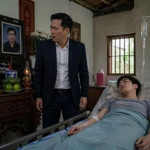 Chủ tịch đến thăm nhà nhân viên bị ốm. Nào ngờ vừa bước vào cửa, nhìn thấy tấm ảnh trên bàn thờ, ông sững người, c//hết lặng vì không dám tin vào mắt mình…